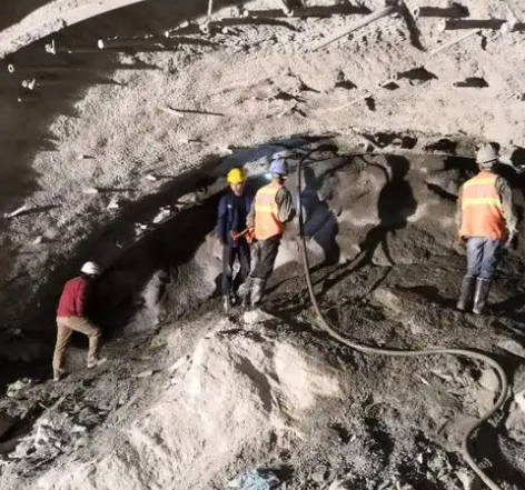 莒南隧道拱顶带模注浆料，微膨胀注浆料的特点及施工工艺